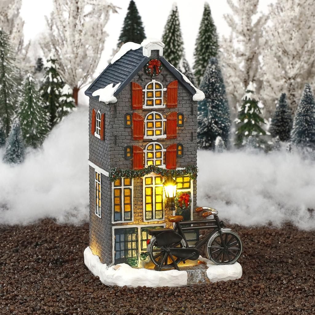 A detailed porcelain Dutch canal house from the Luville Molendam collection.
